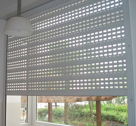 Cửa cuốn dùng công tắc thông minh Lumi